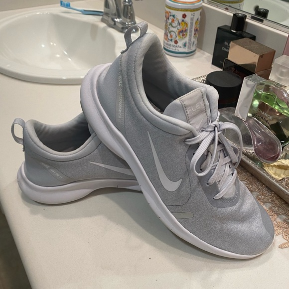 Nike Shoes - EUC Gray Nikes Sneakers 8.5